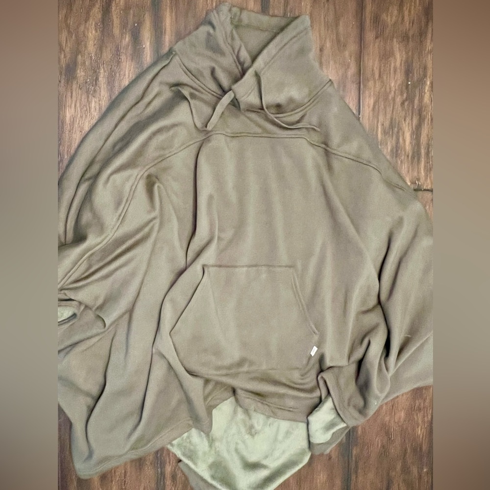 Ugg women’s poncho- olive green xl/xxl